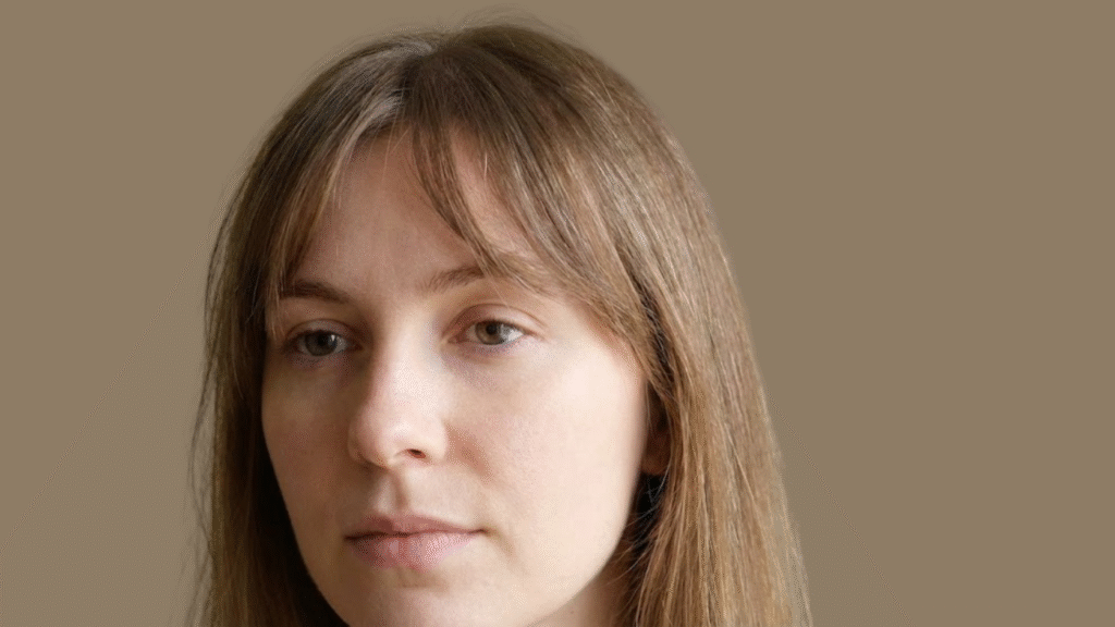 Thin hair with a front cowlick styled using an intentional partial split, showing how working with growth patterns avoids forced separation and visible gaps.