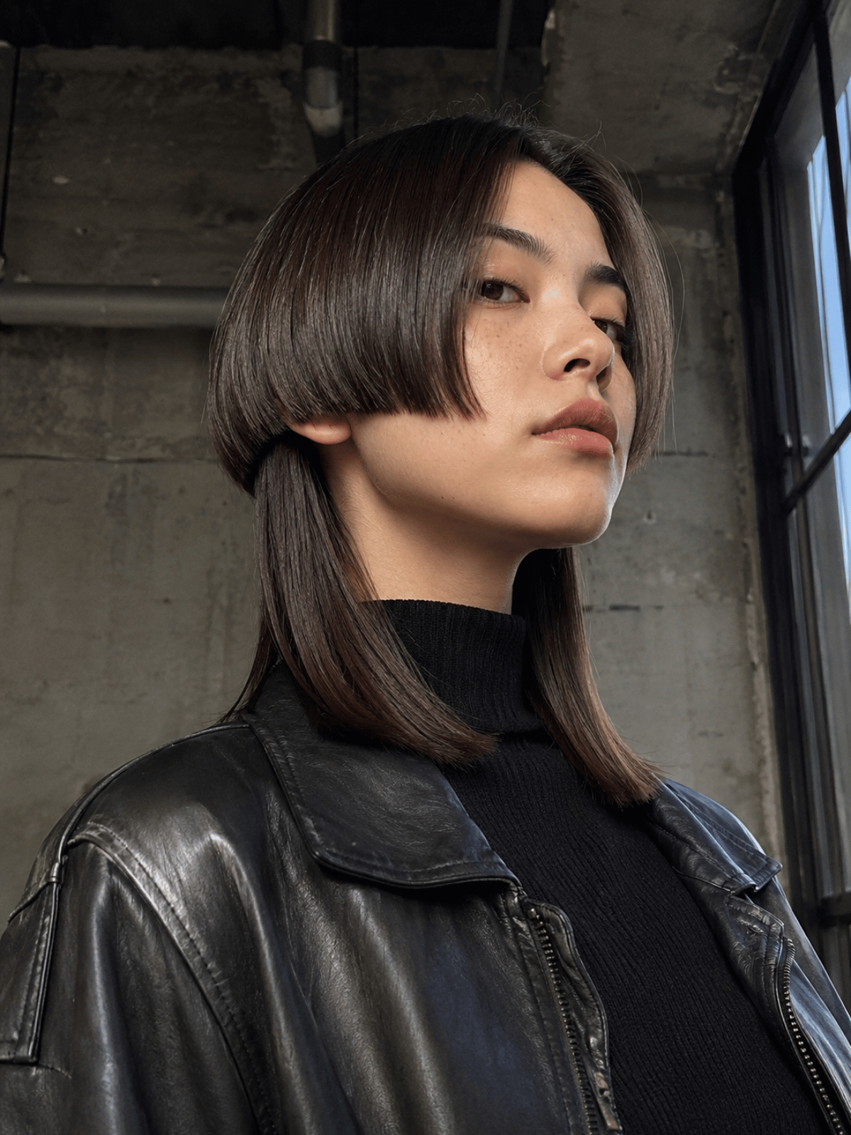 Short jellyfish haircut featuring an ear-length top layer and collarbone-length bottom layer with a bold disconnected shape.