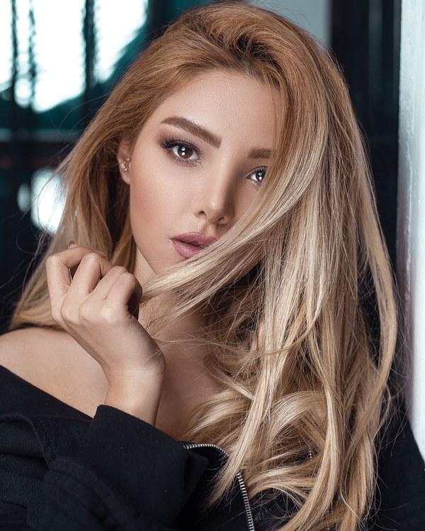Sunlit blonde balayage wavy hair